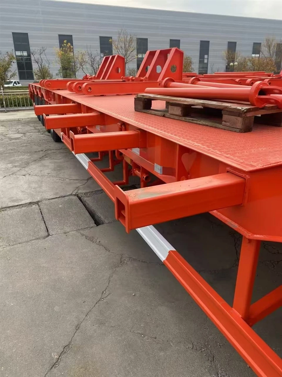Sale China Factory Hot Sale Container Chassis Flatbed Semi Truck Trailer Low Bed Semi Trailer